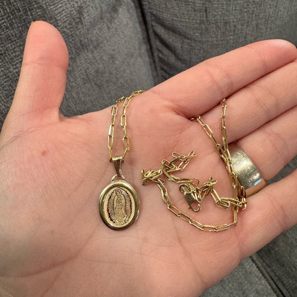 10K pure paperclip necklace with Virgin Mary pendant đ€ - Picture 5 of 13